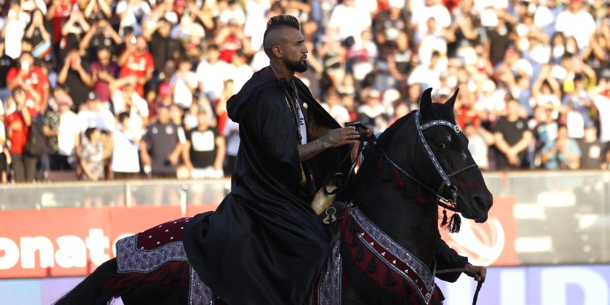 Arturo Vidal se bajó de un helicóptero y montó a caballo en su presentación en Colo-Colo