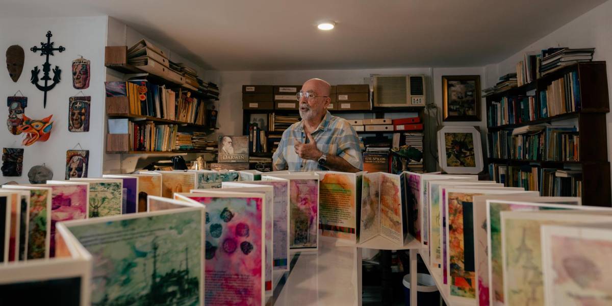Roberto Jiménez presenta un libro de 63 metros sobre Charles Darwin y las islas Galápagos
