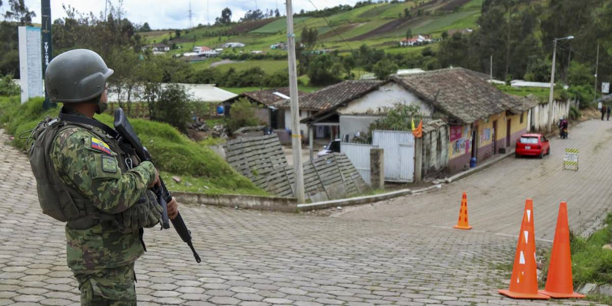 Colombia y Ecuador elevan presencia militar en frontera por crimen organizado