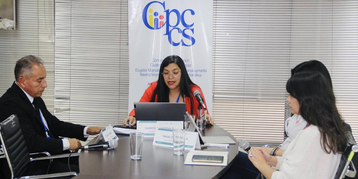 Los integrantes de la Comisión para seleccionar Defensor Público reciben amenazas en plena sesión