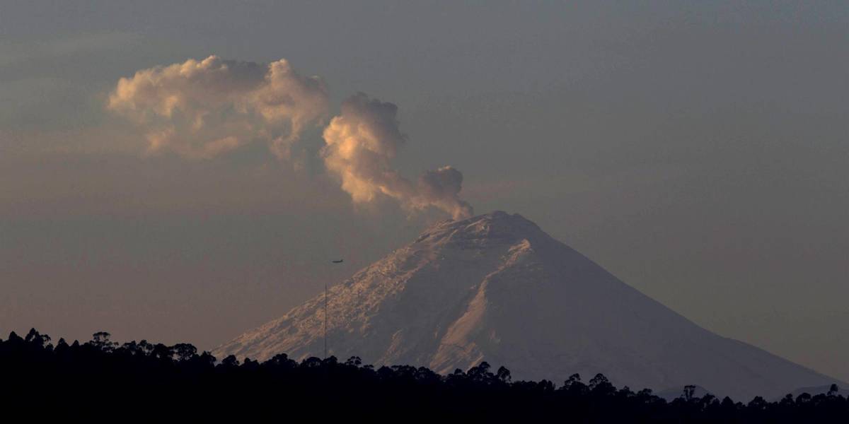 Cierra el Parque Nacional Cotopaxi tras nueva emisión de gases y vapor de agua del volcán