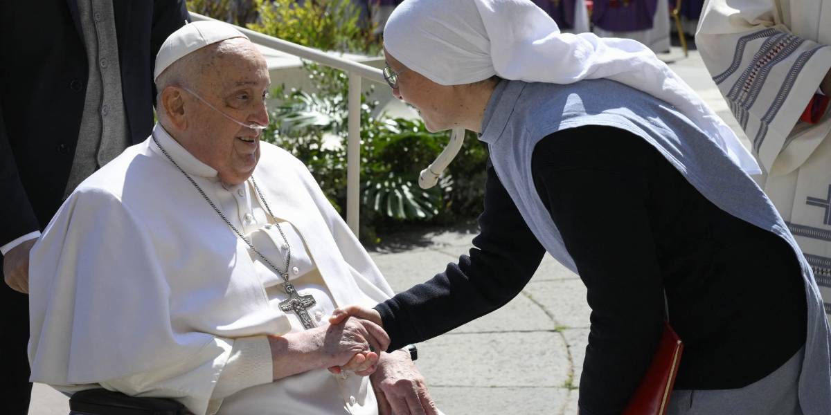 El Papa Francisco visitó de forma sorpresiva la Basílica de San Pedro, tras su encuentro con Carlos III
