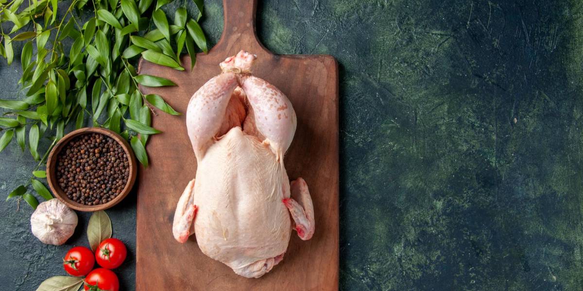 Amarillo o blanco: ¿por qué es diferente el pollo y cuál es más saludable?