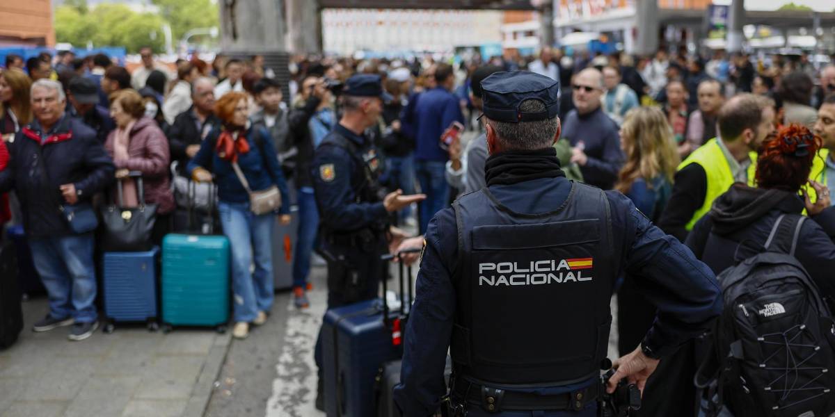 El 70% del servicio de trenes en España se restableció, tras la paralización que dejó a 11 000 viajeros varados.