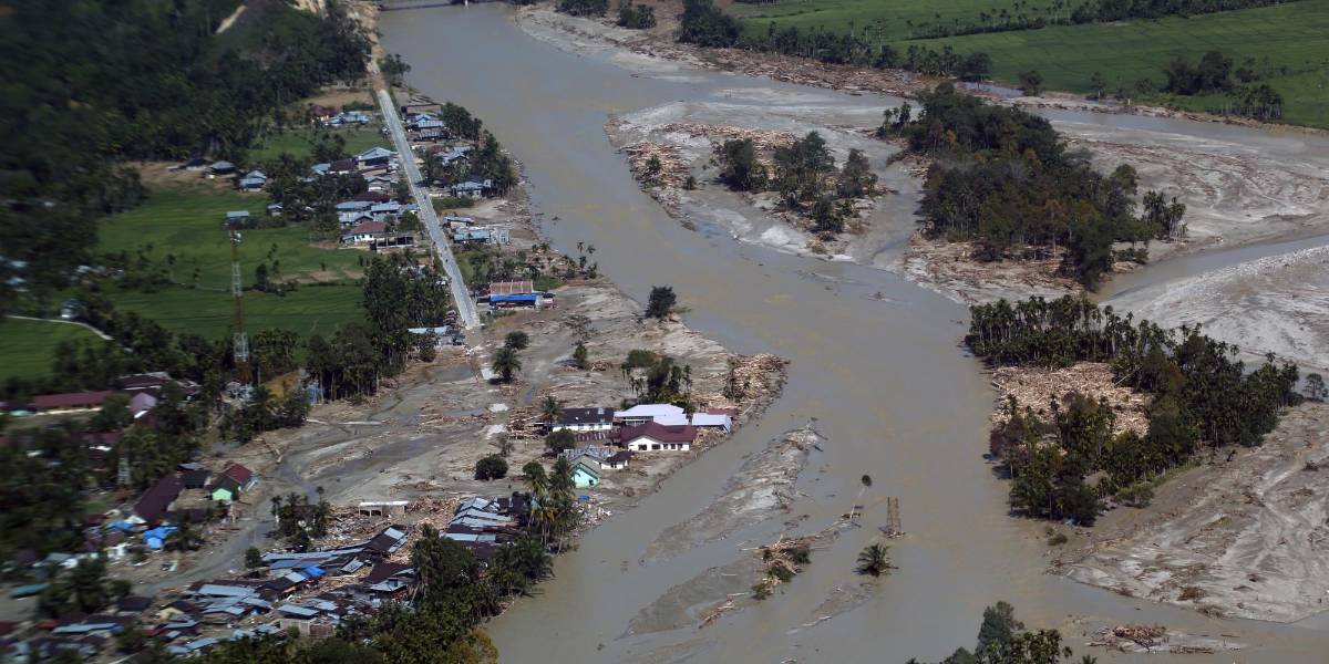 Carreteras de Indonesia quedan destrozadas tras inundaciones y deslizamientos