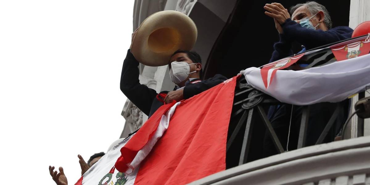 Pedro Castillo se mantiene adelante en las elecciones de Perú, al 94,9 % de votos