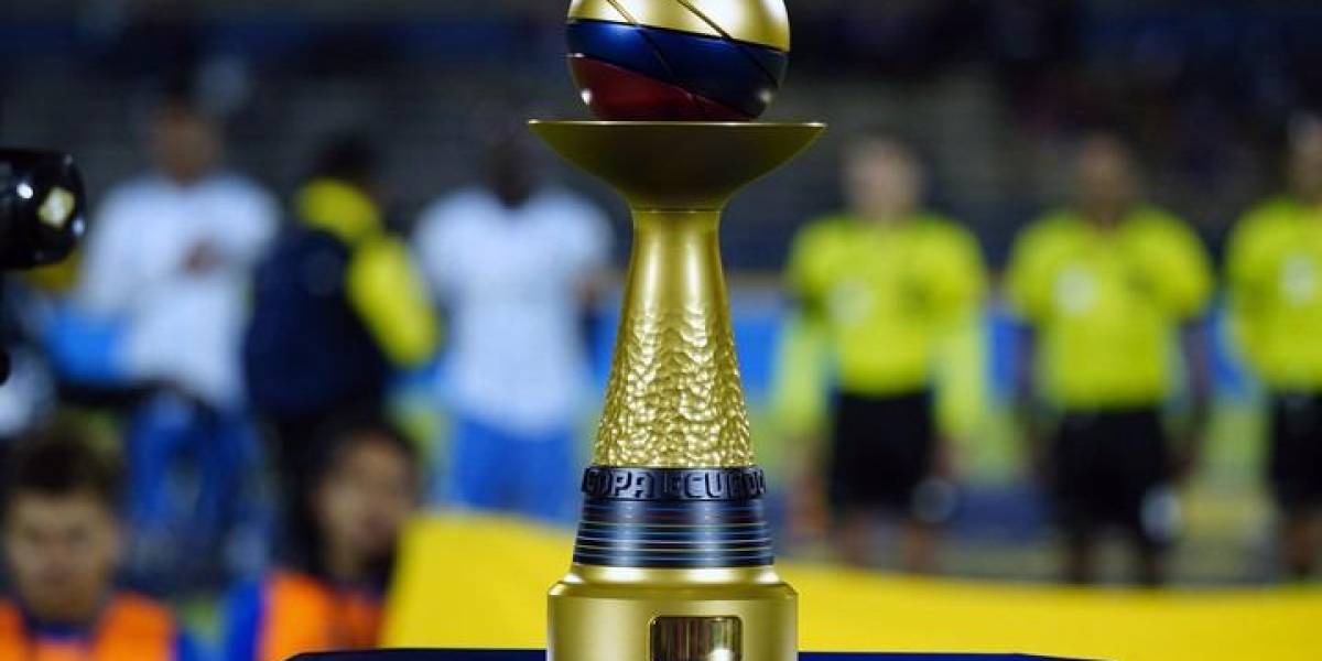 Trofeo de la Copa Ecuador.