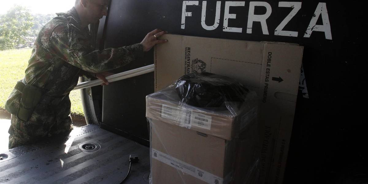 Elecciones: Colombia pone en marcha logística aérea para llevar votos a lugares remotos