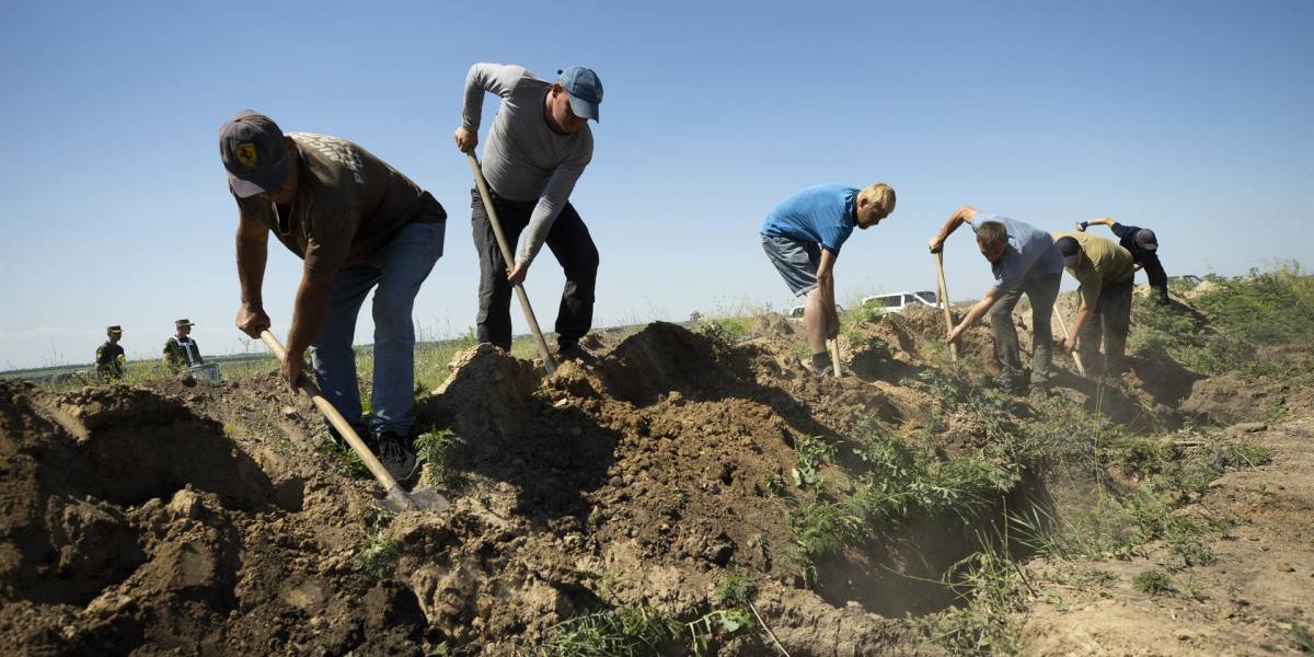 Exhumados más de 600 cuerpos de civiles muertos en ocupación rusa de Jarkov