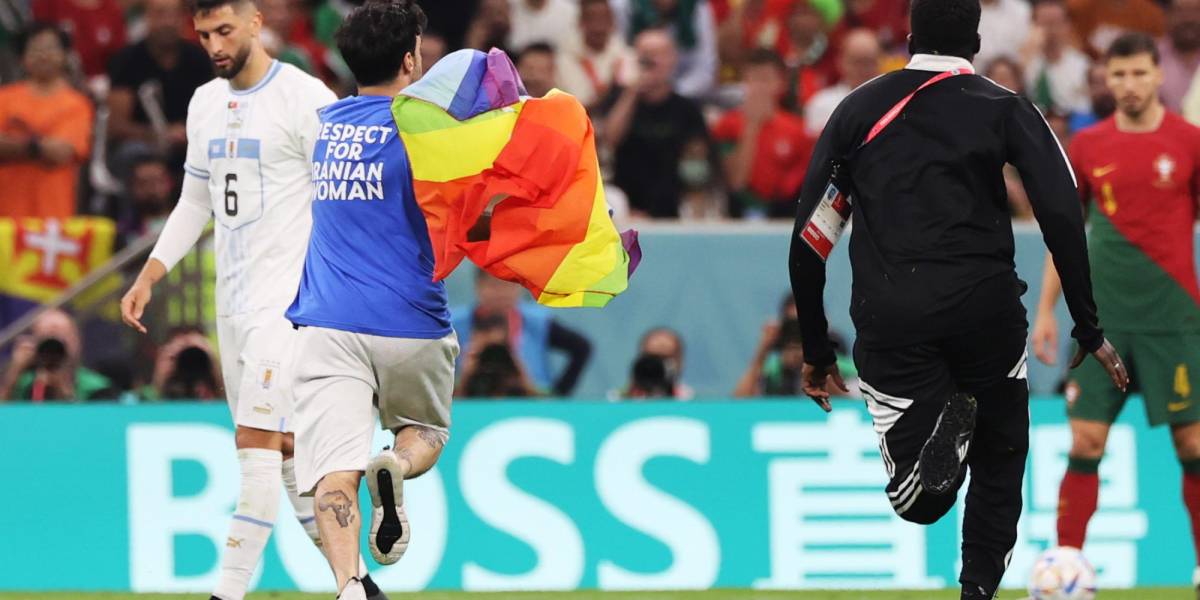 Hombre con una bandera LGBTIQ+ irrumpe en el partido Portugal-Uruguay