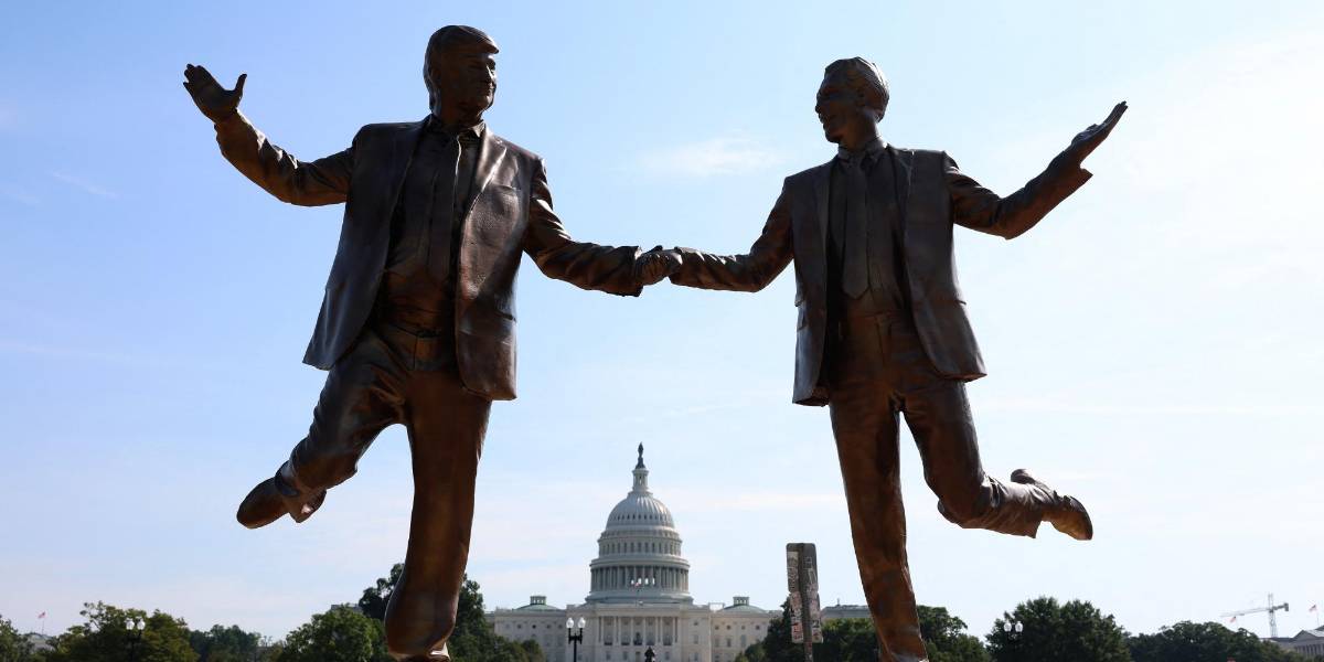 Una estatua muestra a Donald Trump y Jeffrey Epstein tomados de la mano en Washington D.C.
