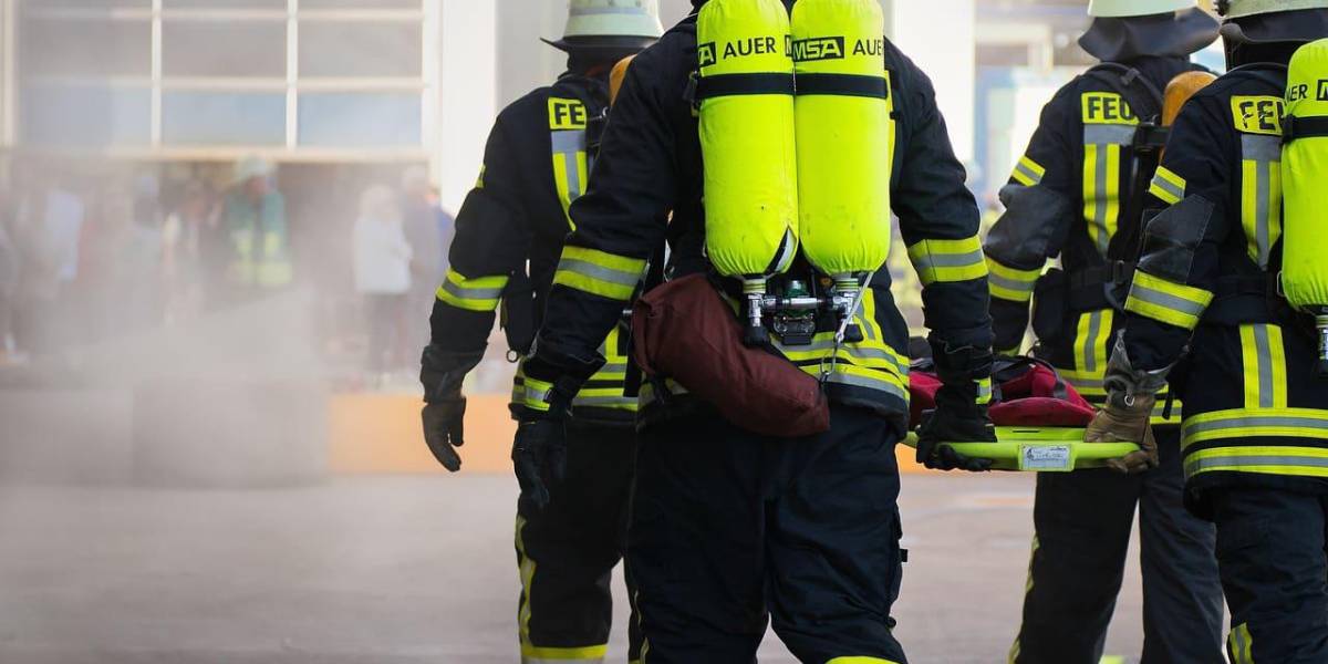 Estados Unidos: 10 bomberos heridos por un incendio en varios locales en Nueva York