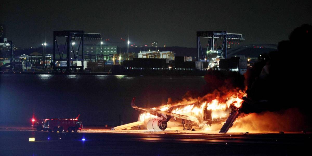 Japón: al menos cinco muertos tras choque de dos aviones en un aeropuerto