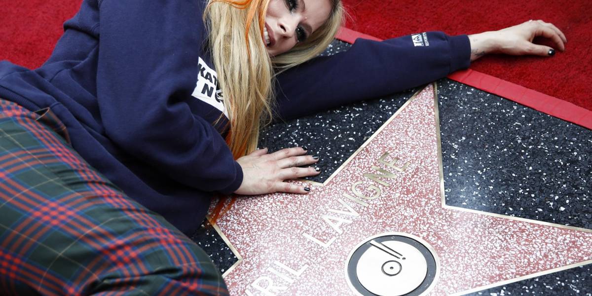 Avril Lavigne celebra 20 años de éxito con una estrella en Paseo de la Fama