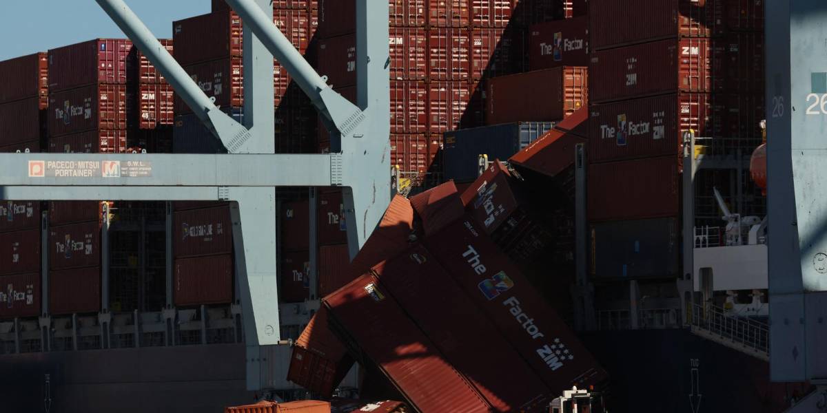 Decenas de contenedores caen al mar en California