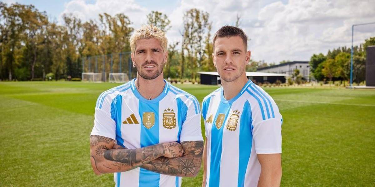 Jugadores de Argentina usando su nueva camiseta.