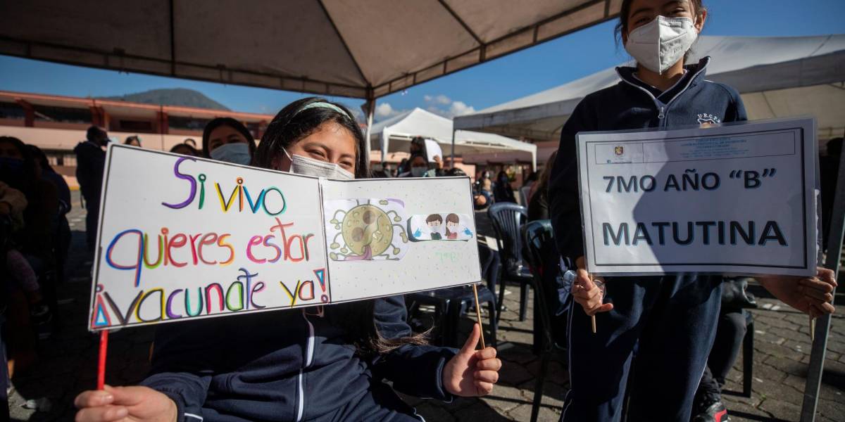 Vacunación de niños impulsa retorno a clases presenciales en Ecuador