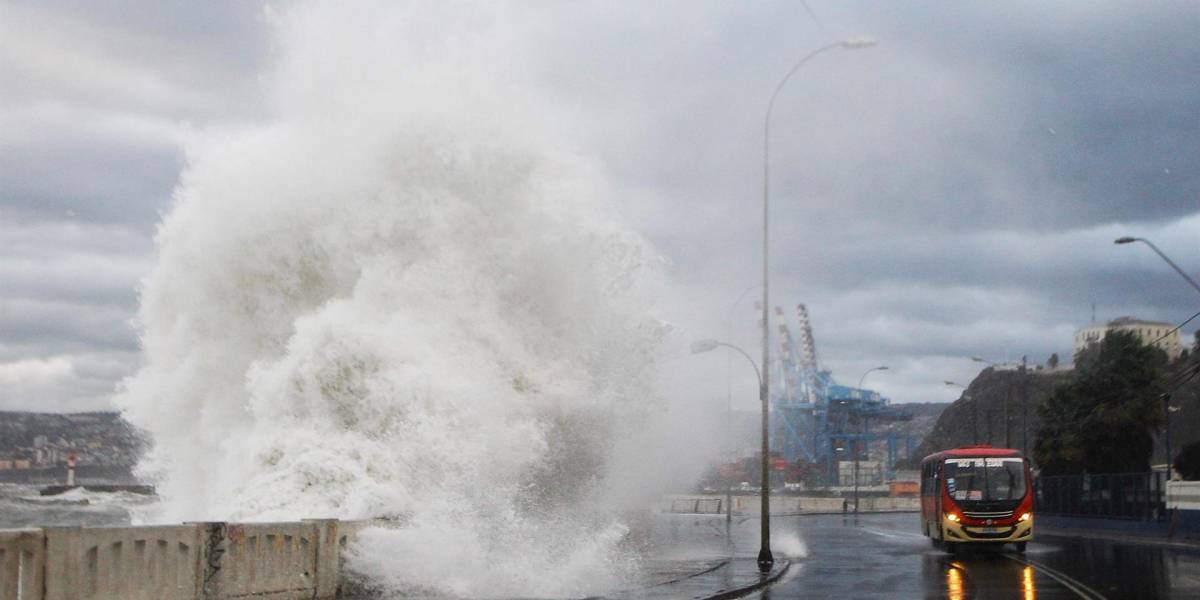 Tsunami de casi dos metros llega a la costa de Chile tras la erupción en Tonga