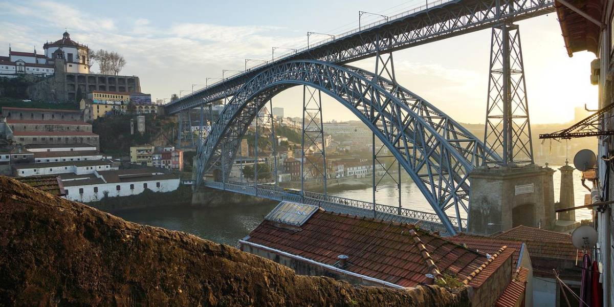 ¿Cuál es la temporada más económica para viajar a Portugal?