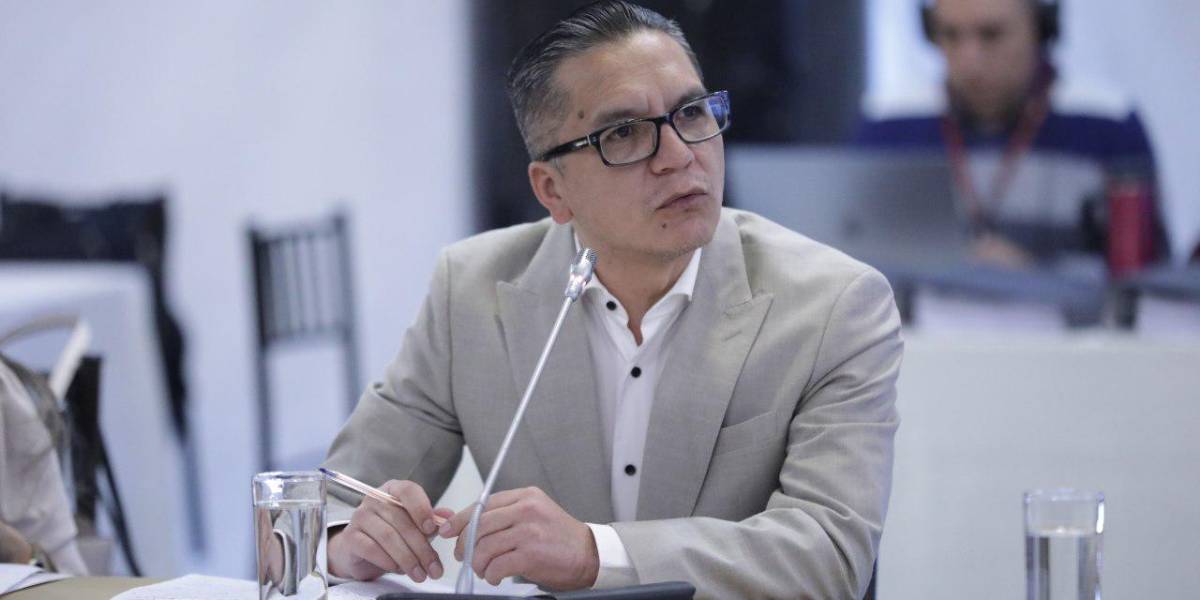 El correísmo aprobó informe que no recomienda juicio político a Wilman Terán y Maribel Barreno