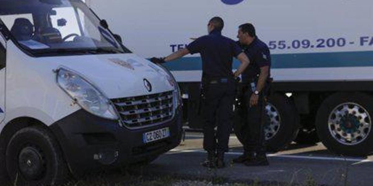 Francia: un policía mata a un hombre que estaba armado con una espada