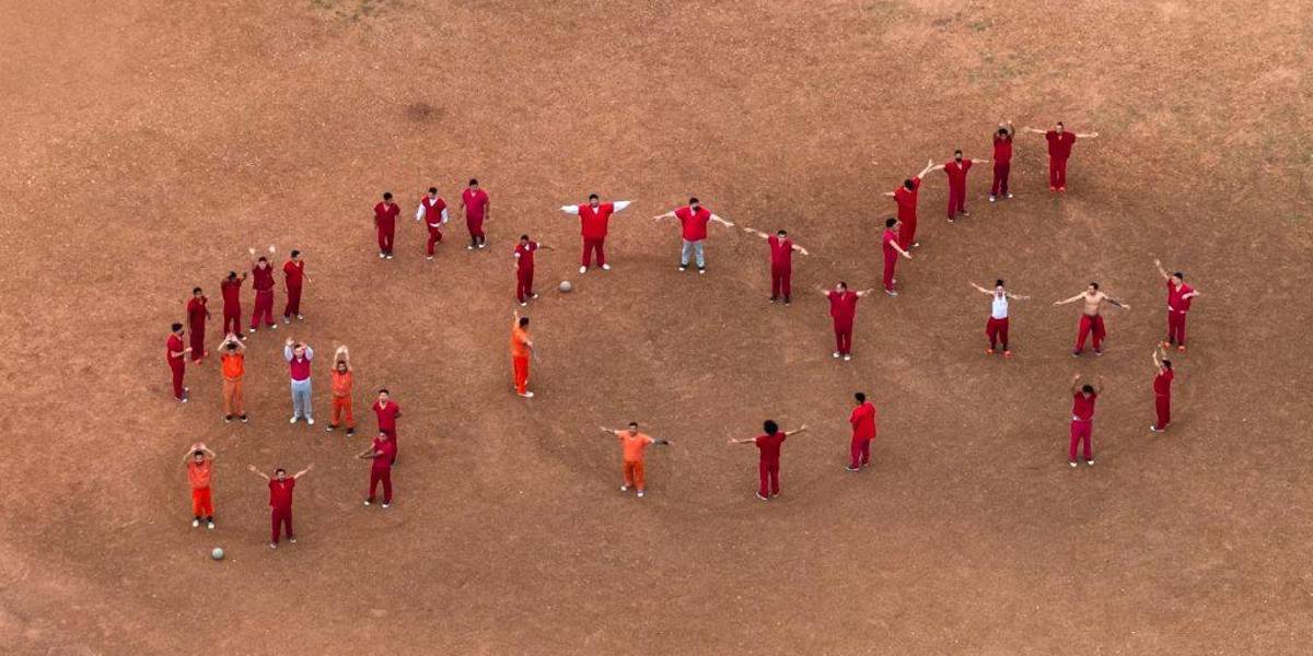 El grupo de migrantes que formó un SOS gigante para pedir ayuda desde un centro de detención en Texas