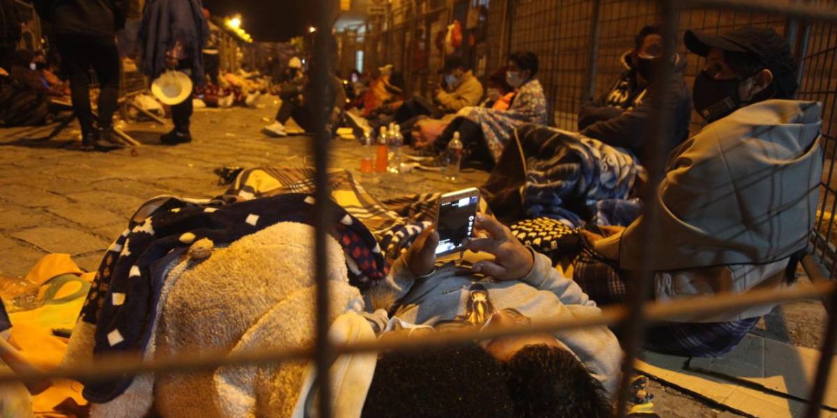 Decenas de personas duermen en la calle para un turno para pasaporte en Cuenca