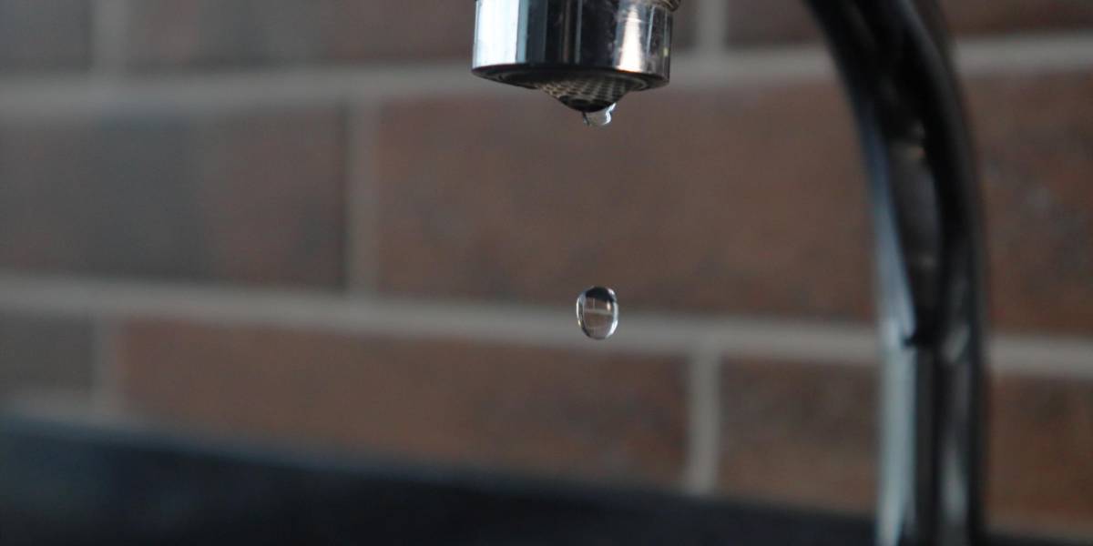 Imagen de un grifo soltando gotas de agua.