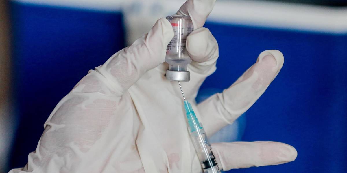 Cuarta dosis contra el COVID-19 solo debe ser para gente mayor y con enfermedad autoinmune