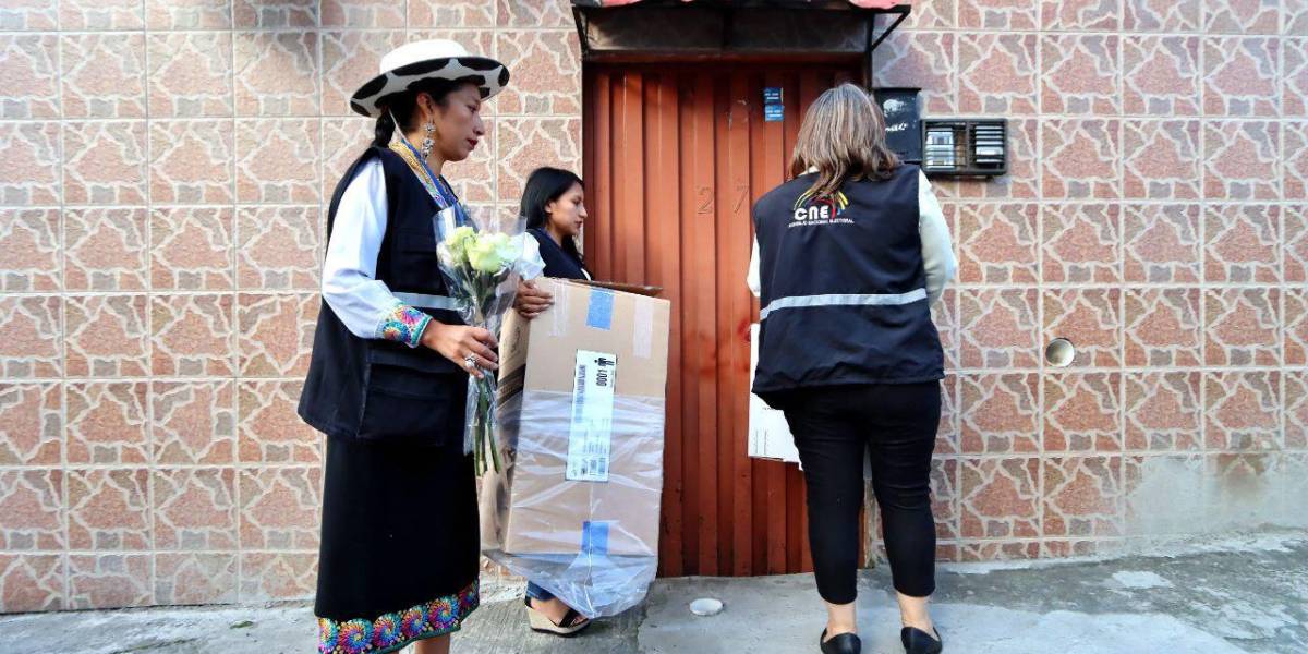 Elecciones Ecuador 2023: inició el voto en casa que beneficiará a 711 electores