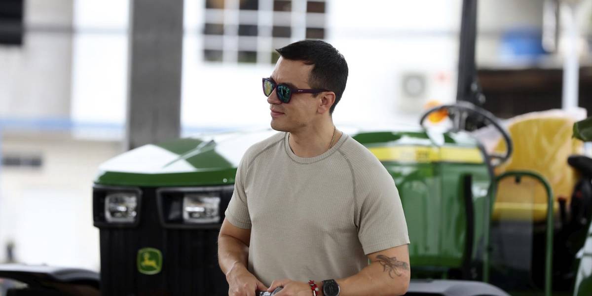 Noboa invita a que los bancos paguen el décimo tercer sueldo adelantado a sus empleados