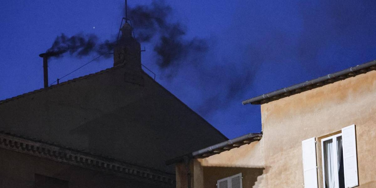 La primera fumata negra del cónclave para elegir al sucesor de Francisco se hizo esperar