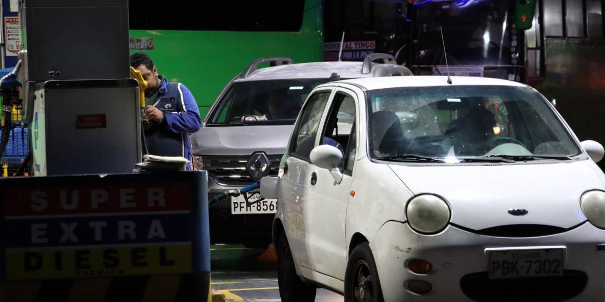 Noboa emite decreto para nueva fórmula de cálculo en el precio de los combustibles en Ecuador