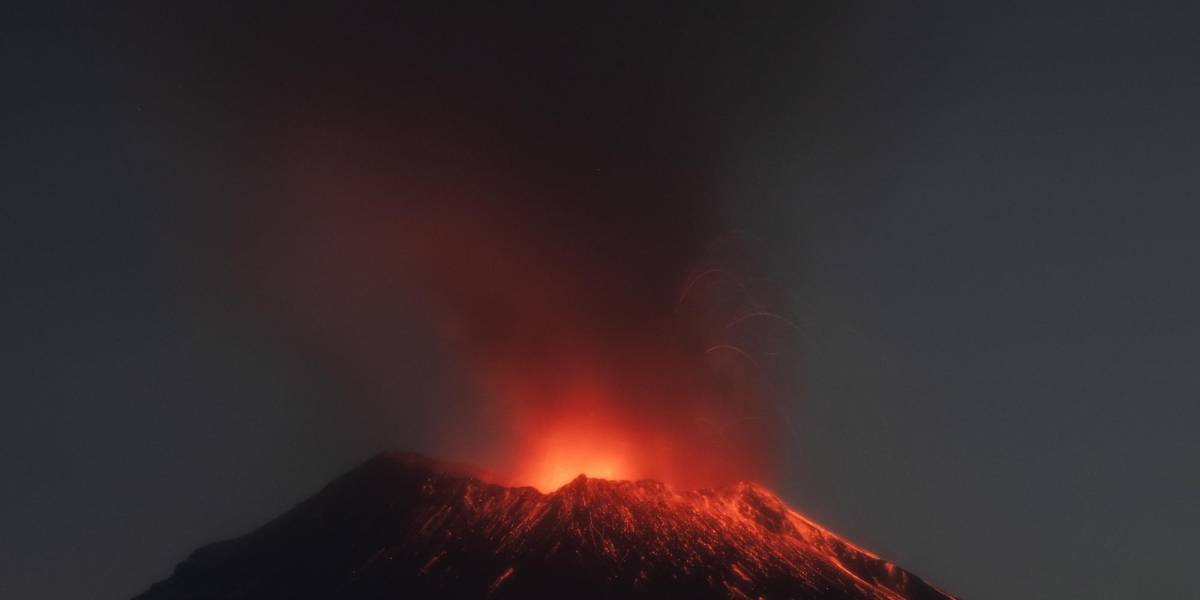 Volcán Popocatépetl: sube el nivel de emergencia y se suspenden clases en varios estados de México