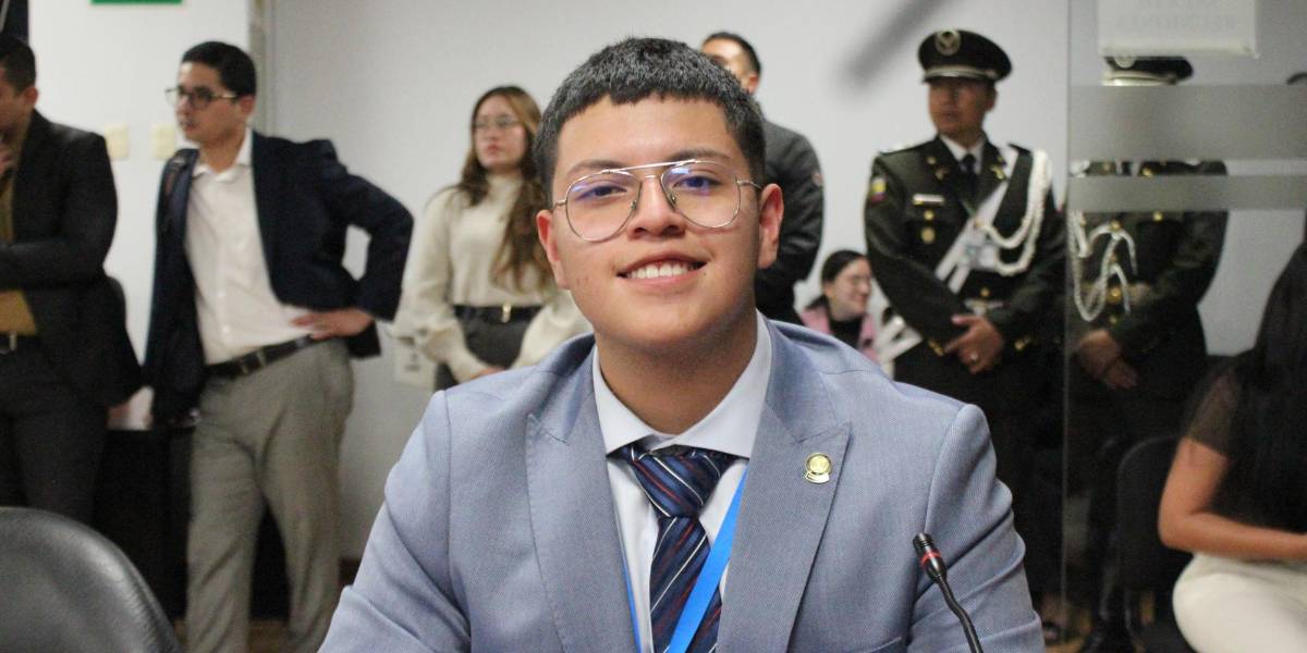 El asambleísta Dominique Serrano realizaba dibujos durante fiscalización a Progen