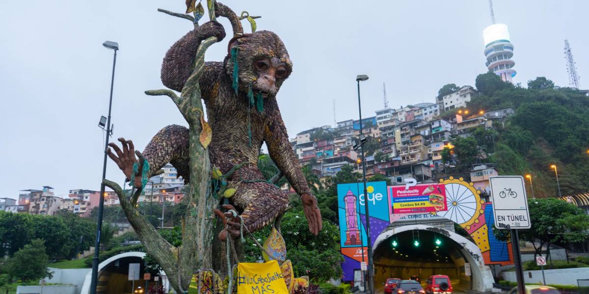 Día Mundial de los Océanos: Monumento del Mono Capuchino en Guayaquil fue rodeado de cabos de pesca
