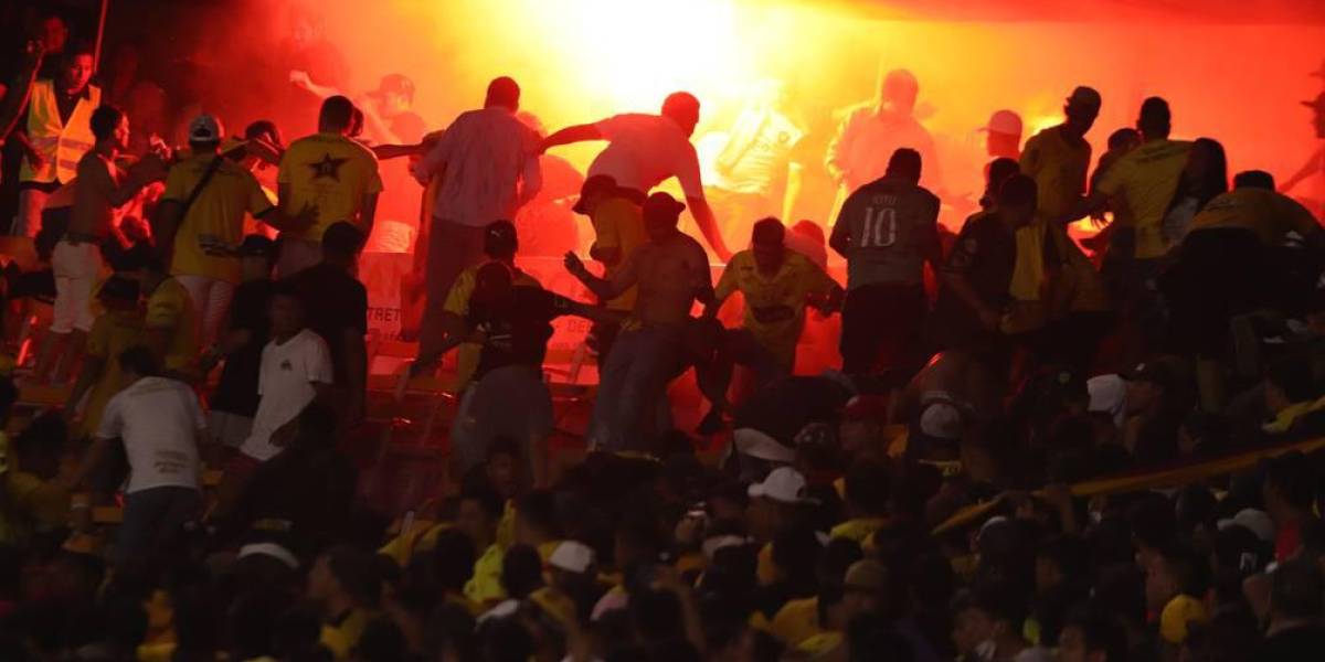 Barcelona SC multado con $14 mil dólares por encender bengalas en su estadio ante LDU