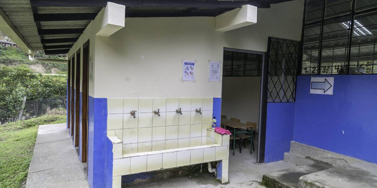 A pesar de presupuesto asignado, padres de familia recaudan fondos para reparar escuelas en Guayaquil, Durán y Samborondón