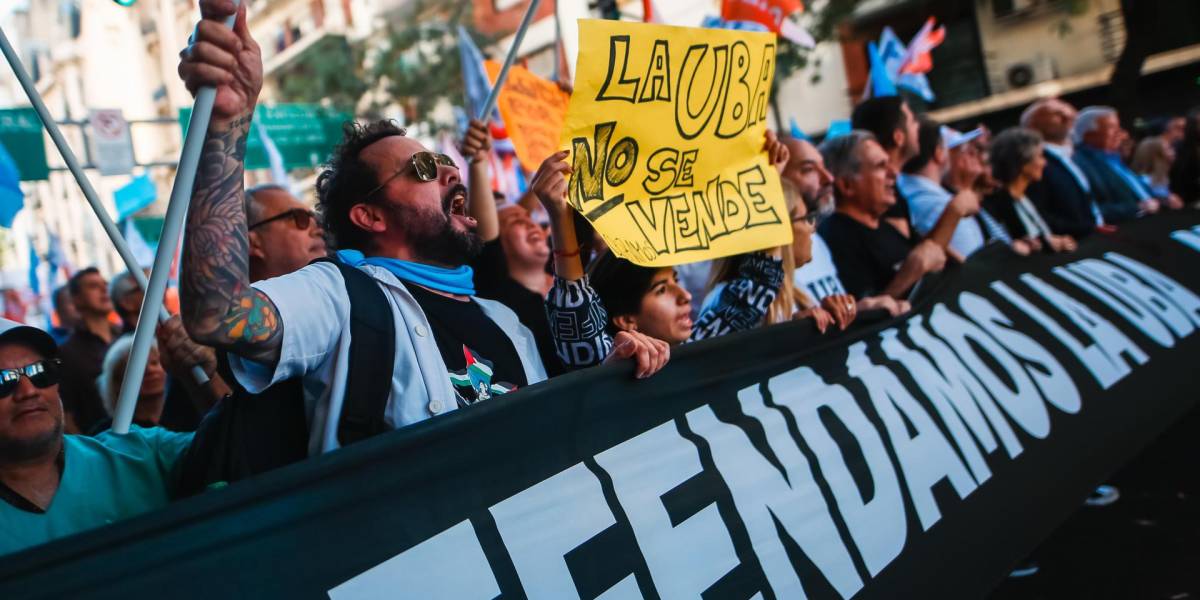 Manifestantes en la movilización en defensa del sector educativo.