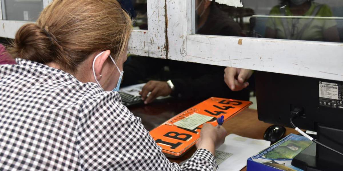 Pasos para retirar las placas metálicas en Quito