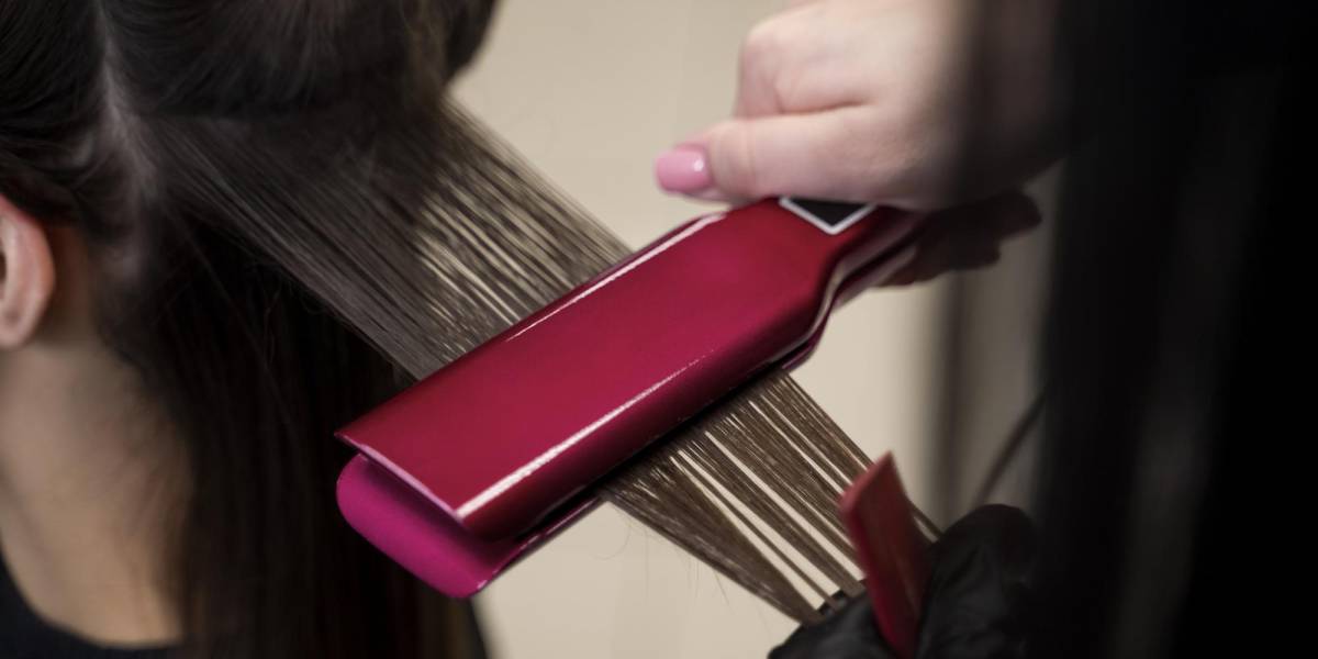 Productos y planchas para alisar el cabello aumentan el riesgo de cáncer de útero, según estudio