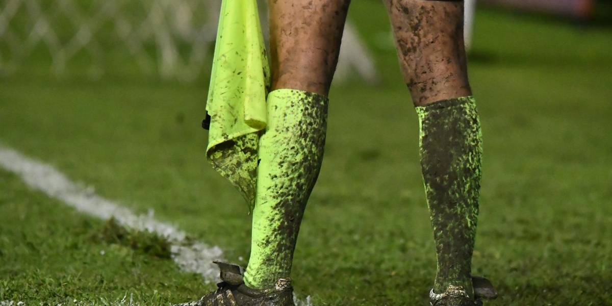 Mal estado de las canchas en la Liga Pro: dos lesionados y quejas de jugadores en la primera fecha