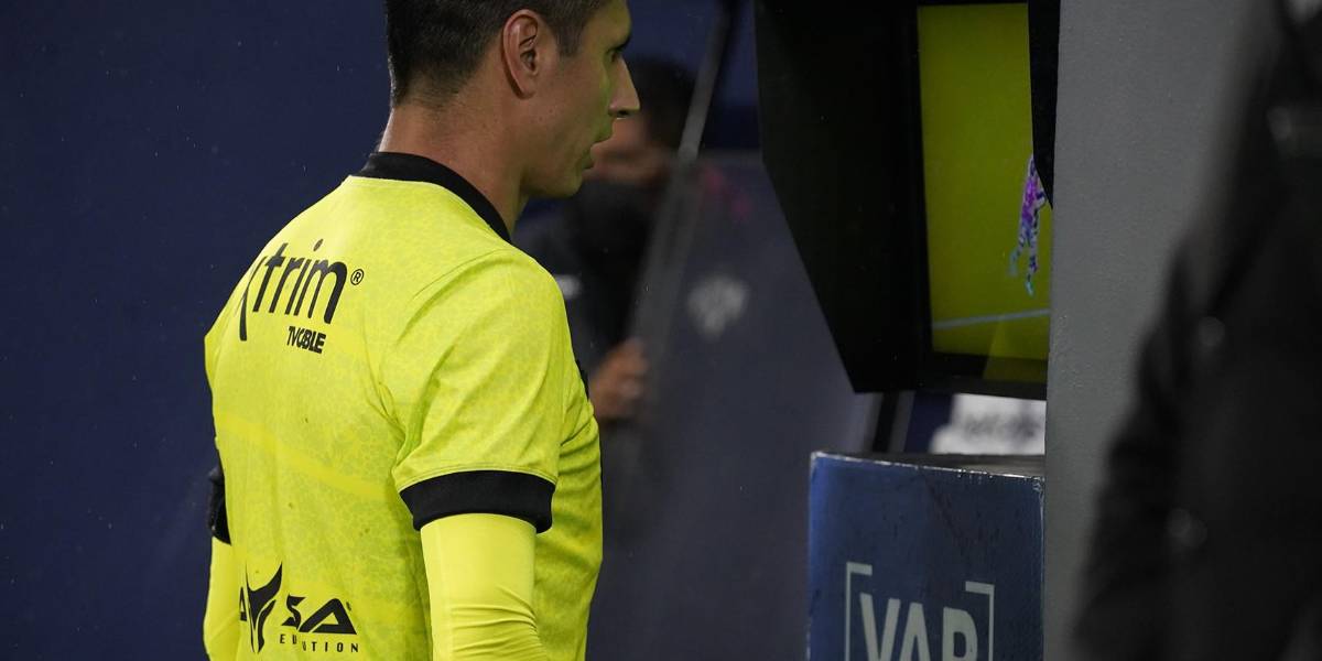 Por igualdad y transparencia, el VAR debería ser para todos, dicen desde Universidad Católica