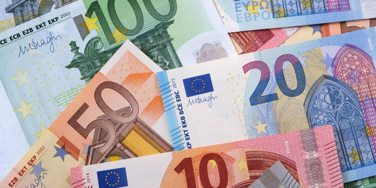 El euro baja a USD 1,09 en el primer día de cotización de 2024