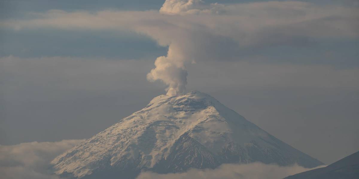 El Cotopaxi amanece con una fumarola de vapor de agua