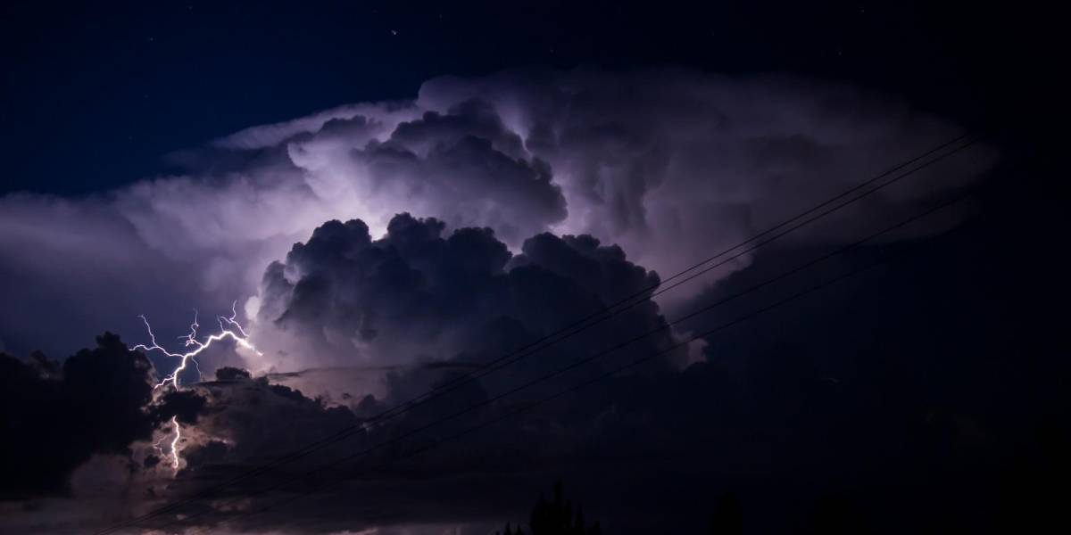 Imagen de la Oficina Nacional de Administración Oceánica y Atmosférica (NOAA, en inglés) de Estados Unidos de nubes en tormentas.