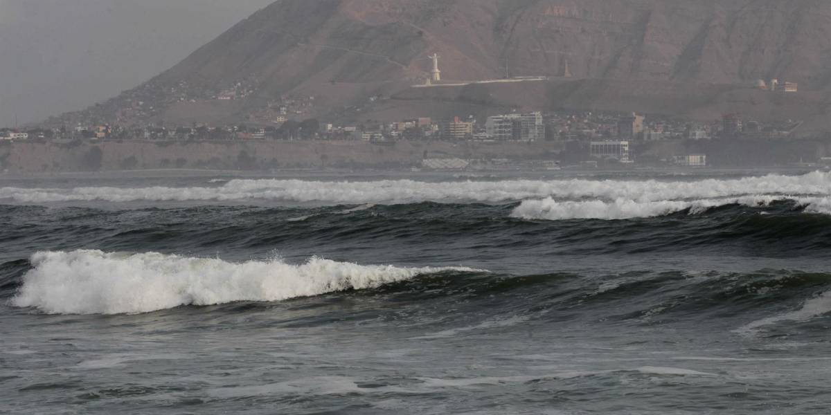 Dos mujeres murieron durante oleajes anómalos en Perú tras erupción volcánica