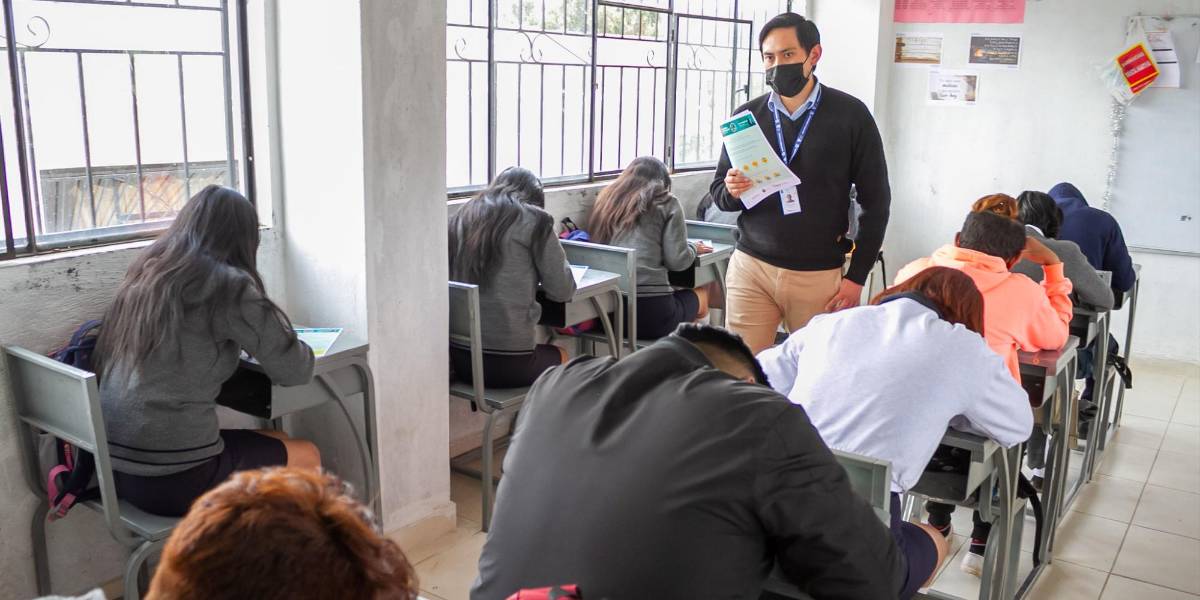 En las escuelas privadas, los salarios de los docentes son más bajos