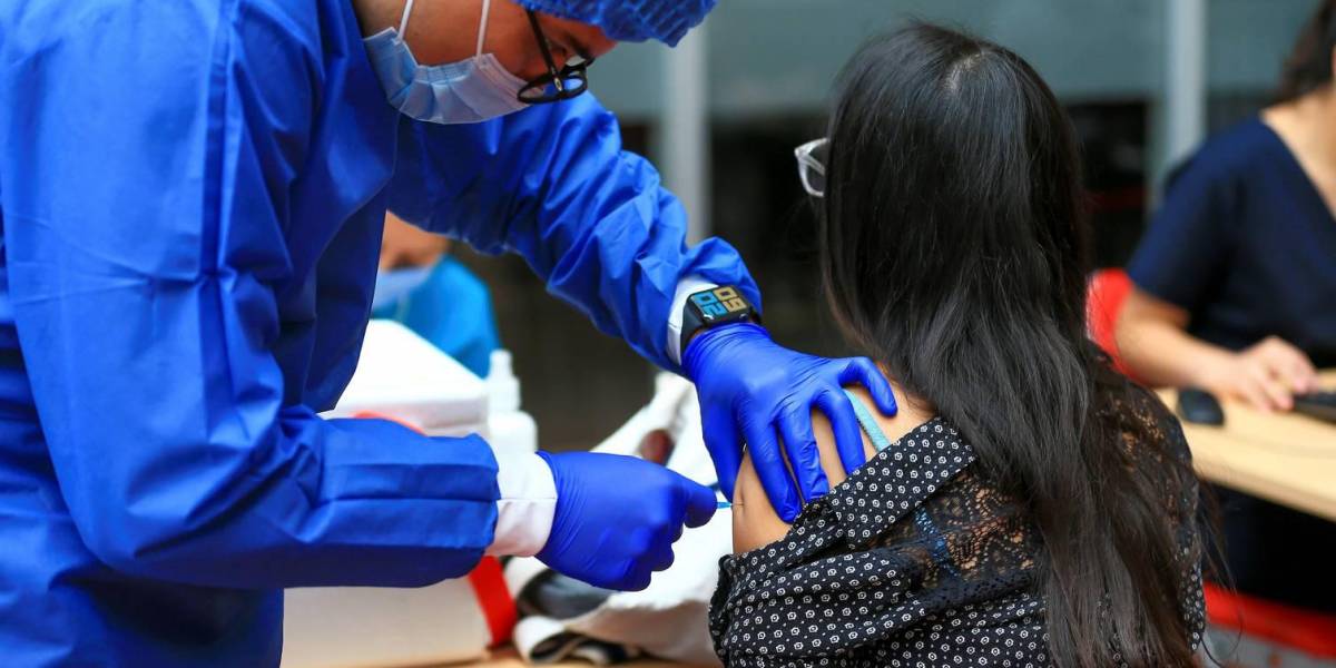 Desde este lunes, Ecuador comienza a vacunar a adolescentes de 12 a 15 años para expandir inmunidad de rebaño