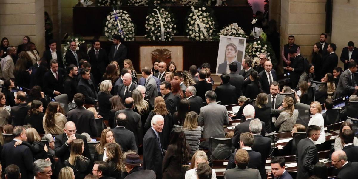 Familiares, amigos y políticos colombianos llenan el Capitolio para despedir a Miguel Uribe Turbay